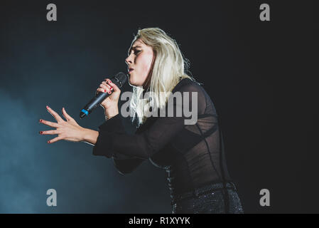 Milano, Italia. Xiii Nov, 2018. Theresa Jarvis, cantante di Yonaka, esecuzione dal vivo sul palco a Milano, apertura per il portare me l'orizzonte " Primo amore " tour unico concerto italiano. Credito: Alessandro Bosio/Pacific Press/Alamy Live News Foto Stock