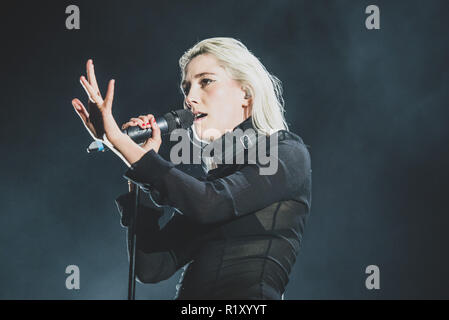 Milano, Italia. Xiii Nov, 2018. Theresa Jarvis, cantante di Yonaka, esecuzione dal vivo sul palco a Milano, apertura per il portare me l'orizzonte " Primo amore " tour unico concerto italiano. Credito: Alessandro Bosio/Pacific Press/Alamy Live News Foto Stock