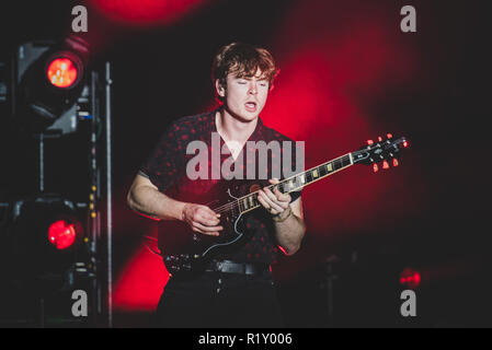 Milano, Italia. Xiii Nov, 2018. George Edwards, chitarrista di Yonaka, esecuzione dal vivo sul palco a Milano, apertura per il portare me l'orizzonte " Primo amore " tour unico concerto italiano. Credito: Alessandro Bosio/Pacific Press/Alamy Live News Foto Stock