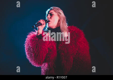 Milano, Italia. Xiii Nov, 2018. Theresa Jarvis, cantante di Yonaka, esecuzione dal vivo sul palco a Milano, apertura per il portare me l'orizzonte " Primo amore " tour unico concerto italiano. Credito: Alessandro Bosio/Pacific Press/Alamy Live News Foto Stock