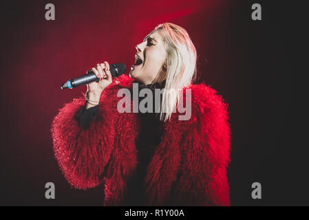 Milano, Italia. Xiii Nov, 2018. Theresa Jarvis, cantante di Yonaka, esecuzione dal vivo sul palco a Milano, apertura per il portare me l'orizzonte " Primo amore " tour unico concerto italiano. Credito: Alessandro Bosio/Pacific Press/Alamy Live News Foto Stock