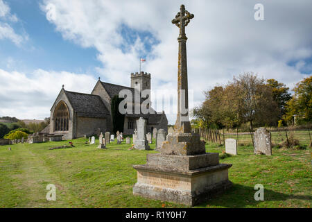 Ghirlande di papaveri al memoriale di guerra per la Grande Guerra 1914-1918 - la guerra mondiale I e II Guerra Mondiale 1939-1945 al fianco di tombe nel cimitero tradizionale a Foto Stock