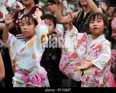 I bambini in abiti kimono ballando al ritmo delle canzoni folk in Bon festival di Odori. Foto Stock