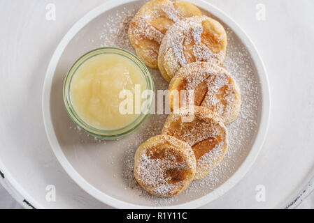 Apple pancake con fatta in casa la salsa di Apple Foto Stock