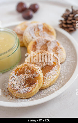 Apple pancake con fatta in casa la salsa di Apple Foto Stock