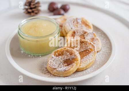 Apple pancake con fatta in casa la salsa di Apple Foto Stock