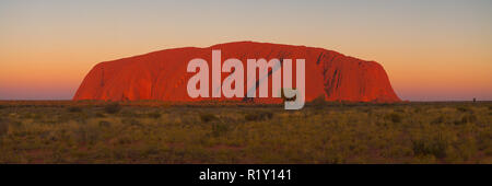 Territorio del Nord, Australia - 9 Settembre 2007: il famoso Uluru noto anche come Ayers Rock al tramonto. Foto Stock