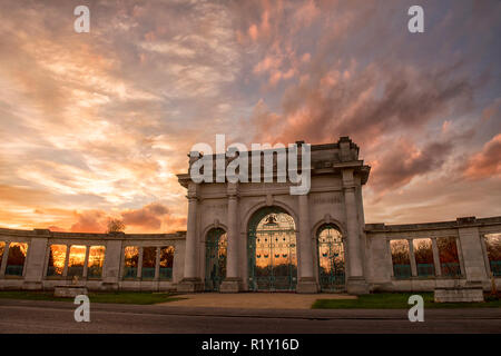 Autunno tramonto a Victoria Embankment Memorial Park a NOTTINGHAM, NOTTINGHAMSHIRE REGNO UNITO Inghilterra Foto Stock