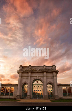 Autunno tramonto a Victoria Embankment Memorial Park a NOTTINGHAM, NOTTINGHAMSHIRE REGNO UNITO Inghilterra Foto Stock