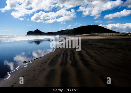 Bethells Beach, Nuova Zelanda - 14 Novembre 2017: la bella spiaggia Bethells noto anche come Te Henga Beach. Foto Stock