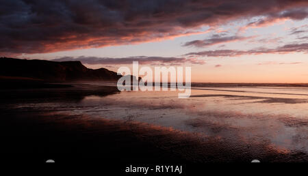 Bethells Beach, Nuova Zelanda - 14 Novembre 2017: Tramonto presso la splendida spiaggia Bethells noto anche come Te Henga Beach. Foto Stock