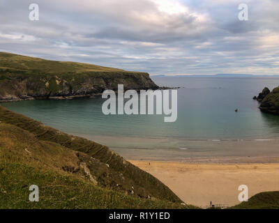 Malainn Bhig noto anche come Malinbeg è una baia isolata visibile dall'Argento Strand spiaggia Discovery Point e drammatizzato la circostante alta, hor Foto Stock