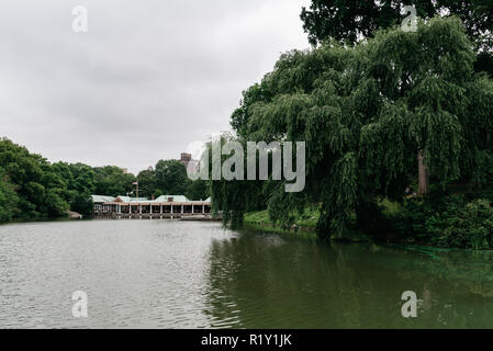 La città di New York, Stati Uniti d'America - 23 Giugno 2018: Loeb Boathouse e il Lago di Central Park un giorno nuvoloso Foto Stock