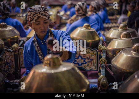 Yogyakarta, Indonesia 07-26-2015. Musicista a suonare in un festival a Yogyakarta Foto Stock