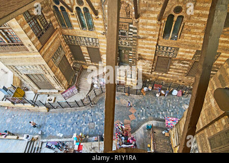 Il Cairo, Egitto - 21 dicembre 2017: la vista sul gateway tra il mausoleo e Mosque-Madrasa del sultano Al-Ghuri complesso dal suo tetto, il 2 dicembre Foto Stock