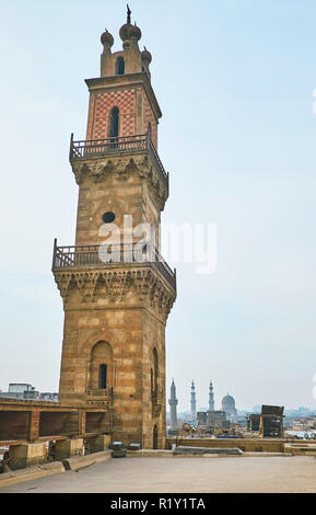 La vista su scenic minareto della moschea Al-Ghuri-madrasa dal suo tetto, islamica quartiere del Cairo, Egitto. Foto Stock