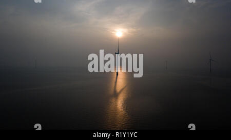 (181115) -- PECHINO, nov. 15, 2018 (Xinhua) -- foto aerea mostra wind power station in zona intercotidale nella contea di Rudong in Nantong, est cinese della provincia di Jiangsu, Giugno 8, 2018. Secondo l'Ufficio Nazionale di Statistica, della Cina di generazione di potenza è salito al 7,2 percento di anno in anno nei primi dieci mesi del 2018. Nel solo mese di ottobre, la Cina ha generato 533 miliardi di kilowattora (kWh) di potenza, fino a 4,8 per cento anno su anno, più veloce del 4,6-percentuale di crescita nel mese di settembre. La media giornaliera di generazione di potenza ha raggiunto 17,2 miliardi di kWh, il bordo verso il basso a partire da 18,3 miliardi di kWh in settembre. La Cina ha visto un più veloce Foto Stock