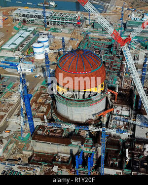 (181115) -- PECHINO, nov. 15, 2018 (Xinhua) -- Foto scattata il 21 marzo 2018 mostra il sito di installazione di una cupola emisferica al n. 6 unità di China National Nuclear Corporation Fuqing della centrale nucleare nel Sud-est della Cina di provincia del Fujian. Secondo l'Ufficio Nazionale di Statistica, della Cina di generazione di potenza è salito al 7,2 percento di anno in anno nei primi dieci mesi del 2018. Nel solo mese di ottobre, la Cina ha generato 533 miliardi di kilowattora (kWh) di potenza, fino a 4,8 per cento anno su anno, più veloce del 4,6-percentuale di crescita nel mese di settembre. La media giornaliera di generazione di potenza ha raggiunto 17,2 miliardi di kW Foto Stock