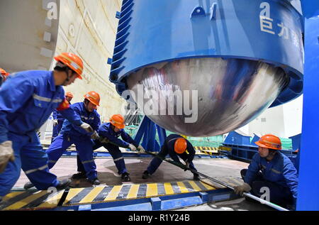 (181115) -- PECHINO, nov. 15, 2018 (Xinhua) -- i lavoratori sono visibili sul sito di installazione di pressione del reattore recipiente (RPV) del No.5 unità di China National Nuclear Corporation Fuqing della centrale nucleare nel Sud-est della Cina di provincia del Fujian, Gennaio 28, 2018. Secondo l'Ufficio Nazionale di Statistica, della Cina di generazione di potenza è salito al 7,2 percento di anno in anno nei primi dieci mesi del 2018. Nel solo mese di ottobre, la Cina ha generato 533 miliardi di kilowattora (kWh) di potenza, fino a 4,8 per cento anno su anno, più veloce del 4,6-percentuale di crescita nel mese di settembre. La media giornaliera di generazione di potenza ha raggiunto 17,2 mld Foto Stock