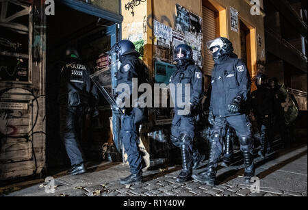 Berlino, Germania. Xv Nov, 2018. Gli ufficiali di polizia andare in una casa nel corso di un raid a Rigaer Straße a Berlino-Friedrichshain. Credito: Paolo Zinken/dpa/Alamy Live News Foto Stock