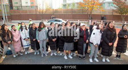 Busan, Seoul, Corea del Sud. 15 Nov 2018. Junior gli studenti di una scuola di cantare la canzone della scuola in coro come essi il tifo per i loro studenti senior' successo nel collegio ingresso esame di fronte a un esame hall di Busan, circa 420 km (261 miglia) di sud-est di Seoul, Corea del Sud. La Corea del Sud ha tenuto la annuali nazionali di collegio ingresso esame, il collegio scolastico prova attitudinale (CSAT) Giovedì e circa 540.000 ricorrenti ha preso la prova per quest'anno. Credito: Lee Jae-Won/AFLO/Alamy Live News Foto Stock