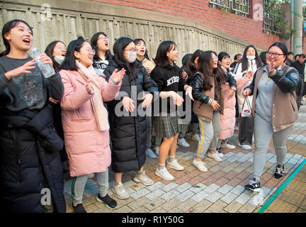 Busan, Seoul, Corea del Sud. 15 Nov 2018. Un senior high school student (R) arriva come junior gli studenti di una scuola di tifare per lei e per gli altri studenti senior' successo nel collegio ingresso esame di fronte a un esame hall di Busan, circa 420 km (261 miglia) di sud-est di Seoul, Corea del Sud. La Corea del Sud ha tenuto la annuali nazionali di collegio ingresso esame, il collegio scolastico prova attitudinale (CSAT) Giovedì e circa 540.000 ricorrenti ha preso la prova per quest'anno. Credito: Lee Jae-Won/AFLO/Alamy Live News Foto Stock