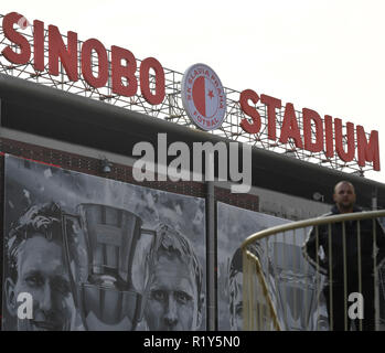 Praga, Repubblica Ceca. Xv Nov, 2018. Czech soccer team SK Slavia Praha rinominato la sua casa stadio Eden Arena di Praga Repubblica Ceca, a Sinobo Stadium. Lo stadio sarà chiamato dopo una società cinese, che entrerà prossimamente il club che la struttura della proprietà. Sulla foto si vede lo stadio con il nuovo nome di Praga Repubblica Ceca, il 15 novembre 2018. Credito: Michal Kamaryt/CTK foto/Alamy Live News Foto Stock