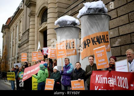 Berlino, Germania. Xv Nov, 2018. I dimostranti davanti al ministero federale dell' economia, all'inizio della riunione della commissione di carbone. Il coalausstig è richiesto. Credito: Britta Pedersen/dpa-Zentralbild/dpa/Alamy Live News Foto Stock