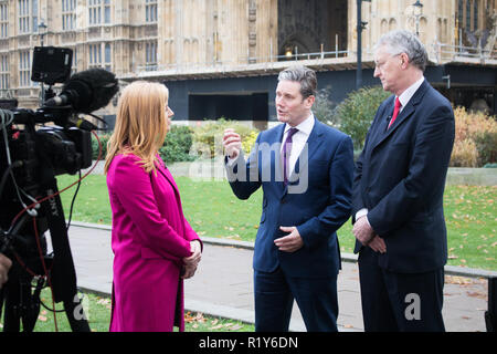 Londra REGNO UNITO. Il 15 novembre 2018. La manodopera MP, Keir Starmer (sinistra), l'ombra del Segretario di Stato per la chiusura dell'Unione europea e Hilary Benn MP, (destra) dà loro reazione al media folloewing Brexit il progetto di accordo da parte del Primo Ministro Theresa Maggio che è stato approvato dai suoi Ministri dopo una maratona di 5 ore di riunione a Downing Street Credit: amer ghazzal/Alamy Live News Foto Stock