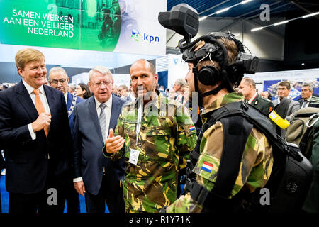 Ahoy Rotterdam, Paesi Bassi. Xv Nov, 2018. Re Willem-Alexander dei Paesi Bassi visiti la trentesima Conferenza olandese della difesa e della sicurezza nel settore Ahoy Rotterdam, Paesi Bassi, 15 novembre 2018. Credito: Patrick van Katwijk/ |/dpa/Alamy Live News Foto Stock