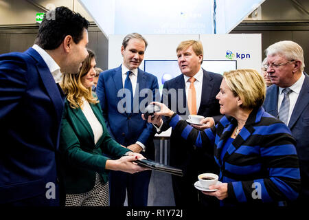 Ahoy Rotterdam, Paesi Bassi. Xv Nov, 2018. Re Willem-Alexander dei Paesi Bassi visiti la trentesima Conferenza olandese della difesa e della sicurezza nel settore Ahoy Rotterdam, Paesi Bassi, 15 novembre 2018. Credito: Patrick van Katwijk/ |/dpa/Alamy Live News Foto Stock