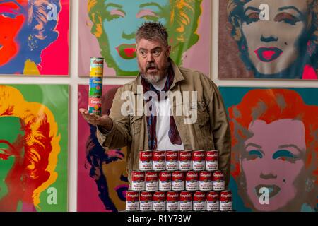 Edinburgh, Regno Unito. 15 Nov 2018. Intrattenitore Phill Jupitus lancia di Andy Warhol e Eduardo Paolozzi | Voglio essere una macchina, che esplora il fascino reciproco per l'automazione di macchine e processi meccanici di due di arte Pop's giganti, Andy Warhol (1928-1987) e Eduardo Paolozzi (1924-2005). In funzione a partire dal 17 novembre 2018 al 2 giugno 2019, presso la Scottish Galleria Nazionale di Arte Moderna, la mostra sarà composta da due display paralleli dedicati ad ogni artista, esaminando lo sviluppo del loro lavoro dal 1940 in poi. Credito: ricca di Dyson/Alamy Live News Foto Stock