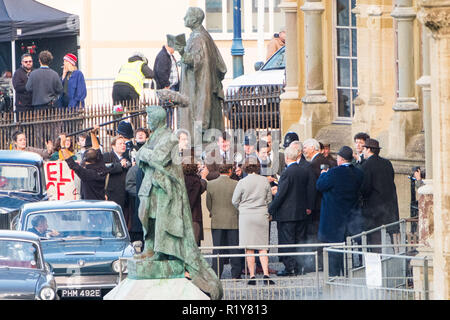 Aberystwyth, Wales, Regno Unito, 15 novembre 2018. Il cast e la troupe sul set della premiata serie 'corona' , per filmare la scena dell'arrivo del principe Charles a Aberystwyth University nel 1969 alla vigilia della sua investitura come il Principe di Galles in quello stesso anno a Caernarfon Castle. Attore Josh O'Connor, interpreta la parte del principe in serie tre e quattro, è il più noto per il suo ritratto di Johnny Saxby nel film di Dio il proprio paese, per cui ha vinto un British Independent Film Award per il Miglior Attore. Credito: keith morris/Alamy Live News Foto Stock