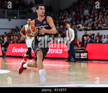 Bamberg, Germania. 14 Novembre 2018 - Pallacanestro, Basket Champions League - Brose Bamberg vs. Hapoel Gerusalemme Deutschland, Bamberg, Brose Arena - 14.11.2018 - Pallacanestro, Basket Champions League - Brose Bamberg vs. Hapoel Gerusalemme - Bild: v. lc. Nikolaos Zisis (Brose Bamberg, #6) Credito: Ryan Evans/Alamy Live News Foto Stock