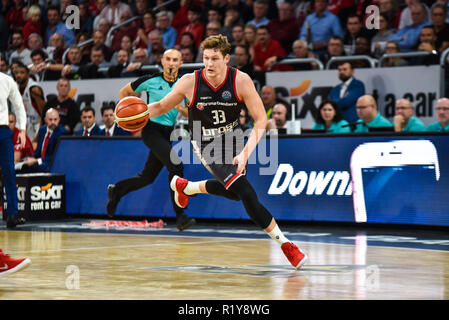 Bamberg, Germania. 14 Novembre 2018 - Pallacanestro, Basket Champions League - Brose Bamberg vs. Hapoel Gerusalemme Deutschland, Bamberg, Brose Arena - 14.11.2018 - Pallacanestro, Basket Champions League - Brose Bamberg vs. Hapoel Gerusalemme - Bild: Patrick Heckmann (Brose Bamberg, #33) Fast-Break. Credito: Ryan Evans/Alamy Live News Foto Stock