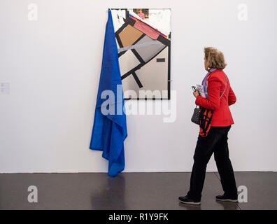 Dusseldorf, Germania. Il 15 novembre 2018, Renania settentrionale-Vestfalia, Düsseldorf: il lavoro "Untitled (2018)' da Isa Genzken è esposto alla fiera d'Arte Arte di Düsseldorf. In occasione della seconda edizione della fiera d'arte dal 16.11. al 18.11.2018 opere di arte moderna e contemporanea saranno offerti. Foto: Christophe Gateau/dpa Credito: dpa picture alliance/Alamy Live News Foto Stock