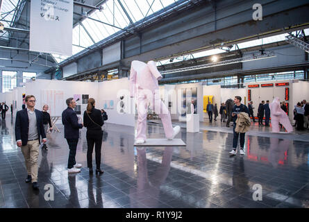 Dusseldorf, Germania. Il 15 novembre 2018, Renania settentrionale-Vestfalia, Düsseldorf: i visitatori potranno dare uno sguardo alle opere d'arte presso la seconda edizione dell'arte Düsseldorf fiera d'arte. Dal 16.11. al 18.11.2018 arte moderna e contemporanea saranno offerti in occasione della fiera. Foto: Christophe Gateau/dpa Credito: dpa picture alliance/Alamy Live News Foto Stock