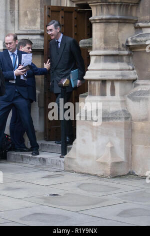 Londra REGNO UNITO. Il 15 novembre 2018. Conservatore Brexit Pro MP, Jacob Rees Mogg annuncia ai media e premere nella parte anteriore del Saint Stephens è entrata in Parlamento ha consegnato una lettera di sfiducia per il primo ministro Theresa Maggio seguente brexit il progetto di accordo Credito: amer ghazzal/Alamy Live News Foto Stock