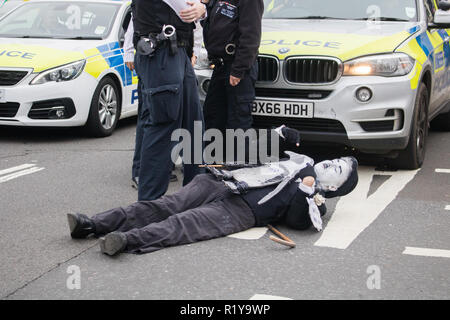 Londra, Regno Unito. Xv Nov, 2018. Un clima-modifica attivista, vestito come il comico Charlie Chaplin è arrestato da funzionari di polizia dopo il blocco del traffico al di fuori del Palazzo di Westminster come una manifestazione di protesta per il governo a prendere il cambiamento climatico più seriamente Credito: amer ghazzal/Alamy Live News Foto Stock