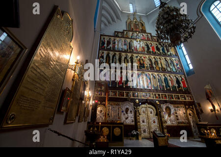 Il 15 novembre 2018, in Sassonia, Lipsia: imponente è l iconostasi della chiesa russo-ortodossa della chiesa memoriale a Lipsia nel centro della stanza. Sono passati tre anni dalla progettazione al completamento del restauro. La domenica, il restaurato opera d'arte sarà inaugurata presso un servizio di chiesa. Il 18 metri e alto dieci metri di larghezza parete iconografico comprende 78 immagini nel culto ed è considerato uno dei più grandi al di fuori della Russia. I costi del progetto ammontano a circa 300.000 di euro e sono stati finanziati dal governo federale, lo stato e le donazioni. La chiesa di Sant'Alessio fu costruito nel 19 Foto Stock