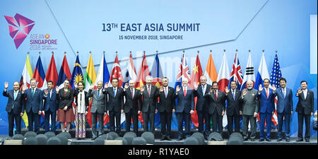 Singapore. Xv Nov, 2018. Il premier cinese LI Keqiang in posa per una foto di gruppo con Leader che partecipano al XIII Asia Orientale Vertice di Singapore, il nov. 15, 2018. Credito: Shen Hong/Xinhua/Alamy Live News Foto Stock