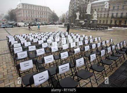 Kiev, Ucraina. Xv Nov, 2018. Sedie vuote con fogli allegati con nomi di ucraini di prigionieri politici in Russia, sono visti durante le prestazioni simbolico chiamato ''free sedie sulla San Michele Square a Kiev. Il rally volti a sostenere il regista Oleg Sentsov e ucraino altri prigionieri politici in Russia, in Crimea e la zona di conflitto dell'est di ucraino. Una sedia vuota simboleggia un autore che non può essere presente su un particolare evento in un risultato di reclusione, detenzione, sparizione, un pericolo per la vita o di uccidere. (Credito Immagine: © Pavlo Gonchar/SOPA immagini via ZUMA Wir Foto Stock