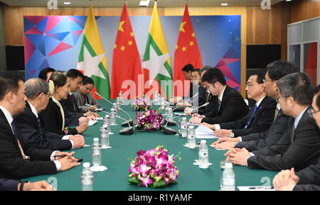 Singapore. Xv Nov, 2018. Il premier cinese LI Keqiang soddisfa con il Myanmar è consigliere di Stato Aung San Suu Kyi in Singapore, il nov. 15, 2018. Credito: Zhang Ling/Xinhua/Alamy Live News Foto Stock