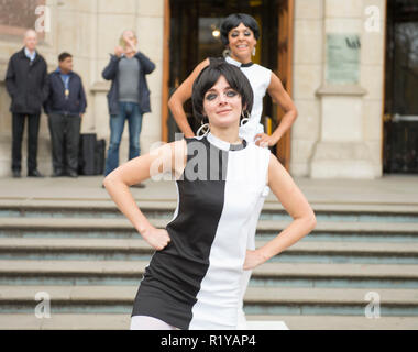 V&A, Londra, Regno Unito. 15 Novembre, 2018. Meyer ballerini dare un 60s Go-Go spettacolo di danza al V&un ingresso. L'evento che segna la prima volta che il pubblico sono in grado di acquistare biglietti per il Mary Quant apertura mostra al V&A in 6 aprile 2019. Credito: Malcolm Park/Alamy Live News. Foto Stock