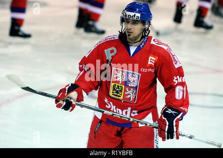 Liberec, Repubblica Ceca. 16 apr 2009. Euro Hockey Tour, Svezia vs Repubblica Ceca, 1:2, Liberec, CZE. La Repubblica ceca è Frantisek Lukes durante il loro Euro Tour di Hockey Hockey su ghiaccio corrispondono a Liberec 16 aprile 2009./PSPA/Slavek Ruta Credito: Slavek Ruta/ZUMA filo/Alamy Live News Foto Stock