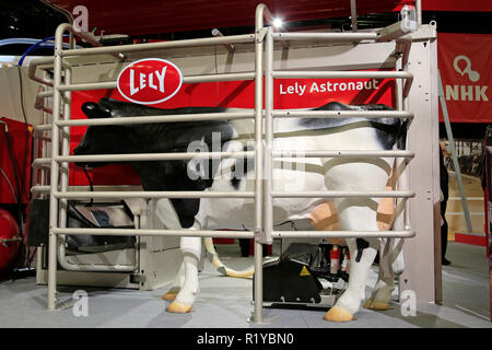 Helsinki, Finlandia - 15 Novembre 2018: Lely Astronaut A5 Robot di mungitura presentato su MaatalousKonemessut scambi agricoli equo, Helsinki, Finlandia. Lely Astronaut A5 è tra le otto innovazioni premiato con la medaglia d'argento alla fiera. Credito: Taina Sohlman/ Alamy Live News Foto Stock