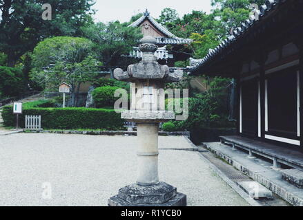 Novembre 15, 2018 - Nara Nara, Cina - TÃ…ÂshÃ…Âdai-ji, noto anche come Tempio di Toshodai, è un tempio buddista del RisshÃ…â" setta nella città di Nara, nella prefettura di Nara, Giappone. Il classico Golden Hall, noto anche come kondÃ…Â, ha una storia unica, hipped tetto di tegole con un sette baia ampia facciata. Esso è considerato l'archetipo di ''stile classico.'' fu fondata nel 759 dalla dinastia Tang cinese Jianzhen monaco durante il periodo Nara. Jianzhen è stato ingaggiato dal neo abilitata al clan viaggi in cerca di finanziamenti da parte di privati di aristocratici come bene. (Credito Immagine: © SIPA Asia via ZUMA filo) Foto Stock