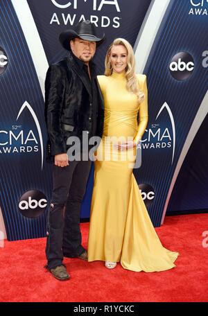 Nashville, TN, Stati Uniti d'America. Xiv Nov, 2018. Jason Aldean, Brittany Kerr presso gli arrivi per la cinquantaduesima annuale di CMA Awards - Arrivi, Bridgestone Arena, Nashville, TN Novembre 14, 2018. Credito: Derek Storm/Everett raccolta/Alamy Live News Foto Stock