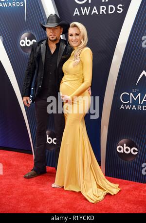 Nashville, TN, Stati Uniti d'America. Xiv Nov, 2018. Jason Aldean, Brittany Kerr presso gli arrivi per la cinquantaduesima annuale di CMA Awards - Arrivi, Bridgestone Arena, Nashville, TN Novembre 14, 2018. Credito: Derek Storm/Everett raccolta/Alamy Live News Foto Stock