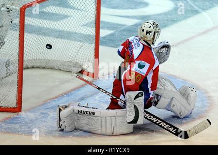 Aprile 19, 2009 - Liberec, Repubblica Ceca - Euro Hockey Tour, Russia vs Svezia, 6:3,19 Aprile 2009, Liberec, CZE. In Russia la goaltender Alexander Eremenko reagisce dopo aver lasciato in un obiettivo durante i loro Euro Tour Hockey match contro la Svezia a Liberec, 19 aprile 2009. / PSPA / Slavek Ruta (credito Immagine: © Slavek Ruta/ZUMA filo) Foto Stock